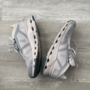 On Running Women's Shoes - White and Gray